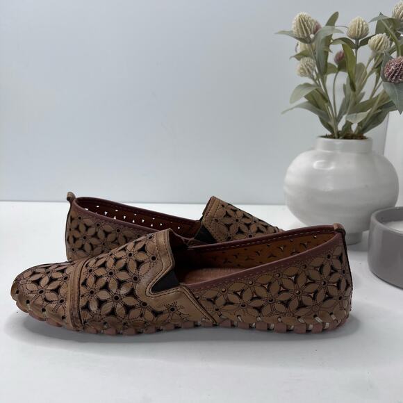 Spring Step Flowerflow Slip on Laser Cut Flat Light Brown Women 10.5 NWOB - Picture 6 of 9